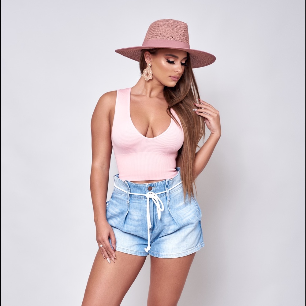 Daring  v neckline Sleeveless crop top
